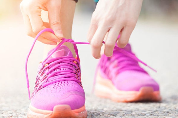 چطور کفشی بخرید که هم برای دویدن مناسب باشد، هم پیاده روی؟